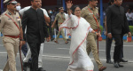 मुख्यमंत्री ममता बनर्जी ने रेड रोड पर लहराया तिरंगा, देखें वीडियो
