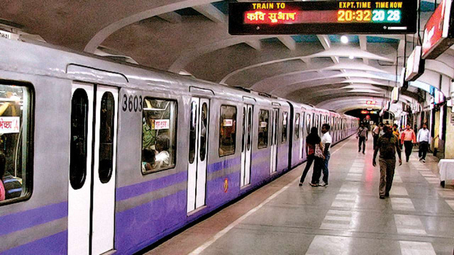 मेट्रो रेल के विभिन्न स्टेशनों पर चला सफाई अभियान