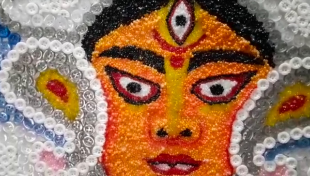 बटनों से दीपांकर ने बनाया दुर्गा मां की मनमोहक तस्वीर