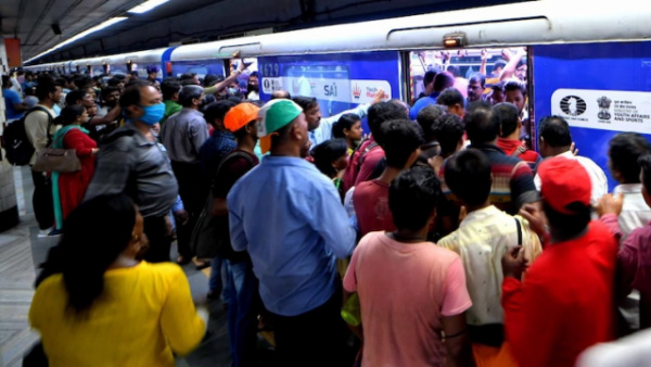 मेट्रो में यात्रियों की भीड़ के आगे नाकाफी साबित हुए एसी