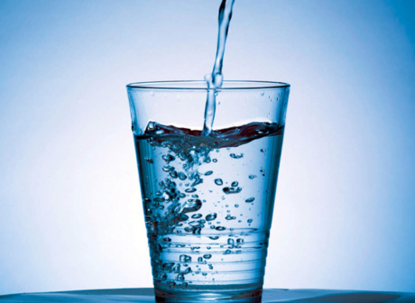 कब और कितना पानी पिएं? क्या है पानी पीने का सही तरीका? डॉक्टर से जानिए इनके सही जवाब