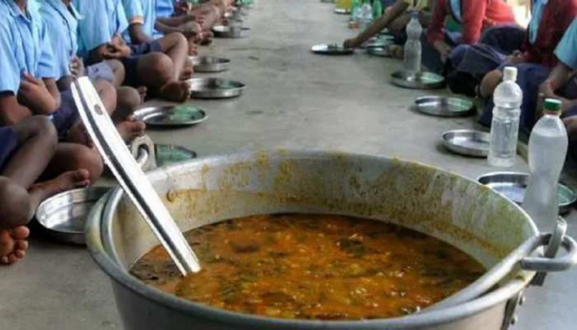 ‘छिपकली नहीं बैंगन है… चुपचाप खाओ’, भागलपुर में मिड डे मील खाने से 200 बच्चे बीमार
