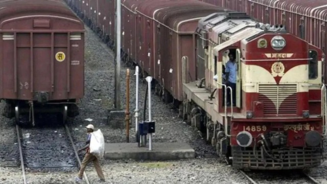 अजब चोरी की घटनाः सुरंग खोदकर चुरा लिया रेल का पूरा इंजन, बेच भी दिया, उसके बाद…
