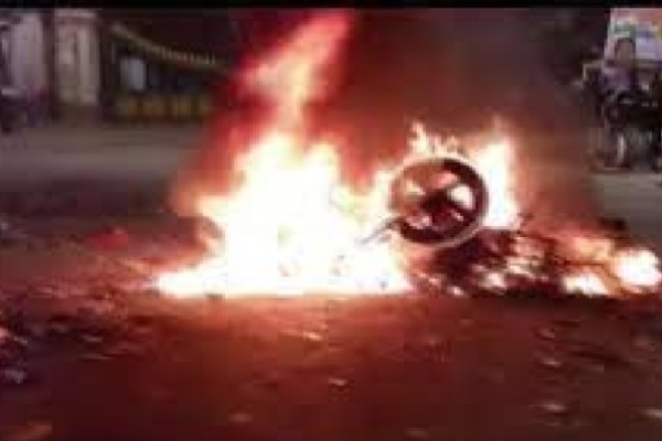 डायमण्ड हार्बर में शुभेंदु की सभा से पहले हंगामा, घरों व वाहनों में आगजनी