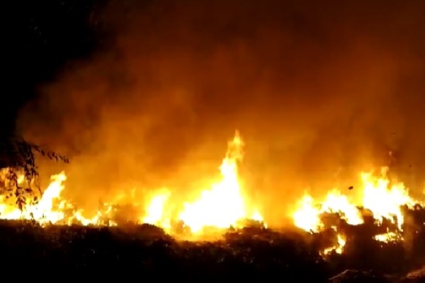 बेलघरिया के ग्लास गोदाम में आग लगी