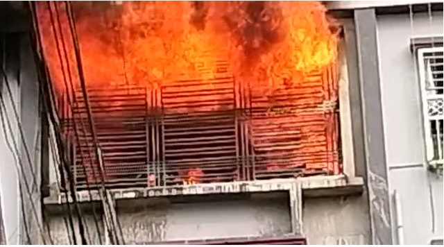 सिलीगुड़ी : सिलीगुड़ी के पंजाबी पाड़ा के फ्लैट में लगी आग