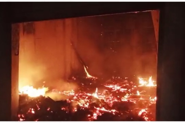 हावड़ा : बागनान स्टेशन के निकट लगी आग, कई दुकानें जलकर राख