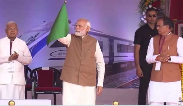 मोदी ने रानी कमलापति-निजामुद्दीन वंदे भारत ट्रेन को झंडी दिखाई