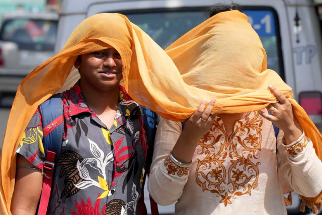 कोलकाता की सड़कों पर लोग गर्मी से बेहाल, ढूंढते फिरे छांव
