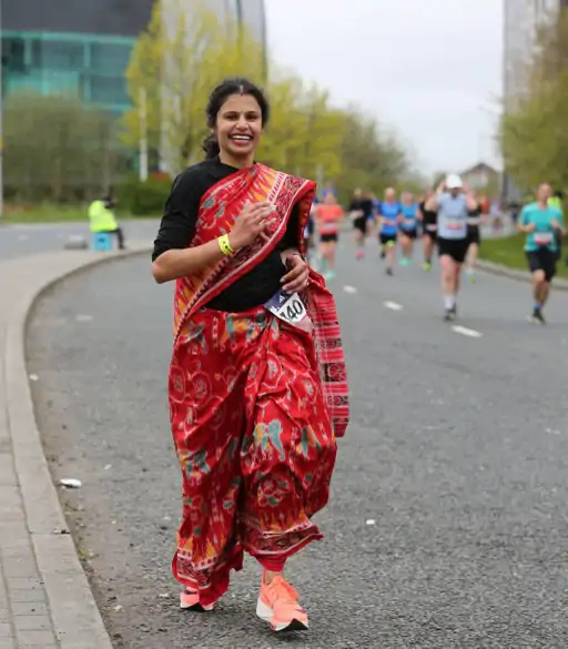Marathon in Saree : जानें कौन साड़ी में दौड़कर भारतीयों का सीना  चौड़ा करने वाली…