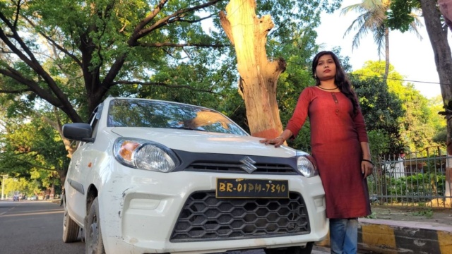 Success Story: 4 बच्चों की मां अर्चना बनी बिहार की पहली महिला कैब ड्राइवर