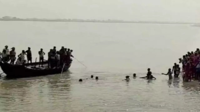 बलिया में लोगों से भरी नाव पलटी, अब तक तीन की मौत