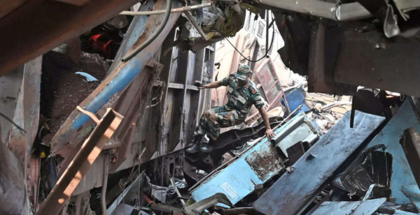 Coromandel Express Accident : इन फोटो से समझे हादसे के बाद का मंजर