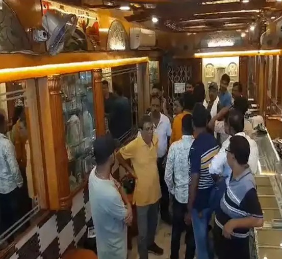 Dacoity in Kharagpur : खड़गपुर के ज्वेलरी दुकान में दिनदहाड़े डकैती, गोली भी चली