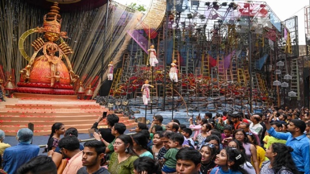 Durga Puja 2023 : किस बड़े पूजा पंडाल में लोगों की कितनी लम्बी लाइन लगी है, घर बैठे …