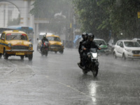 Kolkata Rain: आज जाने वाले हैं पूजा की शॉपिंग करने तो ज़रा …