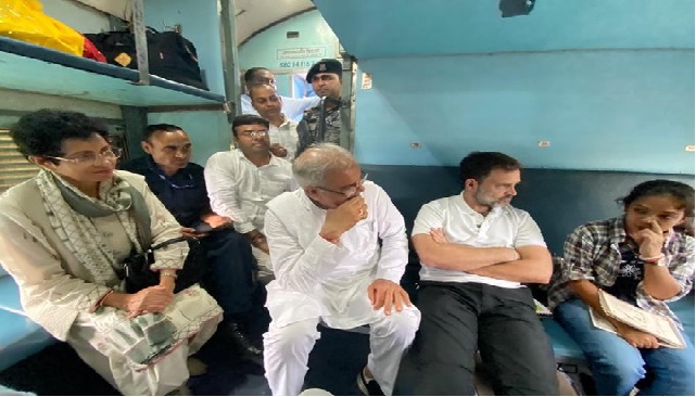 ‘कुली’ के बाद अब रेलयात्री बनें राहुल गांधी, ट्रेन से स्लीपर कोच में की यात्रा