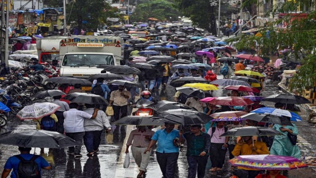 Kolkata Traffic Update : एक तो बारिश वहीं दूसरी ओर राजनीतिक जुलूस ने weekend पर बहाया लोगों को पसीना