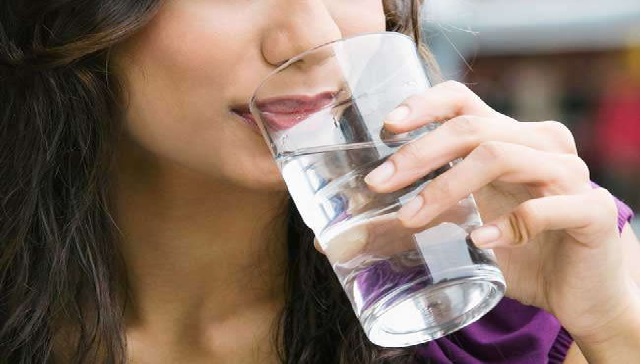 गुनगुना पानी पीने से शरीर होगा स्वस्थ, जानें इसके 5 फायदे