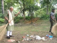 रेसलर के साथ PM मोदी ने किया स्वच्छता के लिए श्रमदान, बताया …