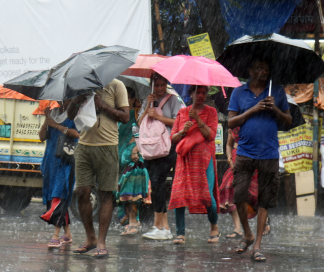 Kolkata Weather Update : अभी तक मानसून ने नहीं कहा ‘Good Bye’, इस दिन तक होगी बारिश